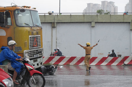 Va chạm với xe conatiner, bị cán nát đùi - 2