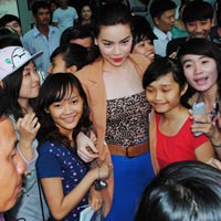 Người mẫu - Hoa hậu - Hồ Ngọc Hà gây náo loạn trung tâm thương mại