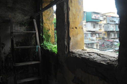 HN: 400 người nín thở sống ở nhà chờ sập - 12