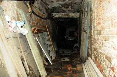 HN: 400 người nín thở sống ở nhà chờ sập - 2