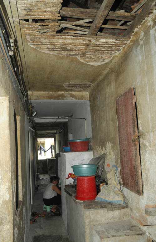 HN: 400 người nín thở sống ở nhà chờ sập - 6