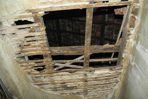 HN: 400 người nín thở sống ở nhà chờ sập - 7