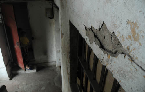 HN: 400 người nín thở sống ở nhà chờ sập - 9