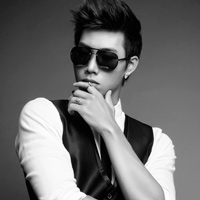 Xu hướng thời trang - Hữu Long lịch lãm với suit