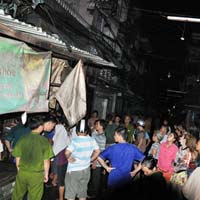 Tin tức trong ngày - Cháy nhà trong đêm, phá cửa giải cứu cụ ông