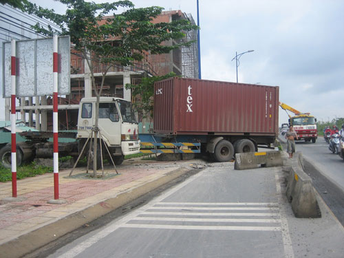 Container "đại náo", người đi đường tháo chạy - 1