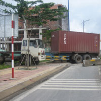 Tin tức trong ngày - Container "đại náo", người đi đường tháo chạy