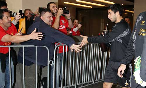 Suarez gây "sốt" ở Australia - 4