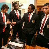 Bóng đá - SAO MU rủ nhau shopping ở Nhật