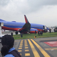 Tin tức trong ngày - Máy bay Mỹ gãy càng khi hạ cánh