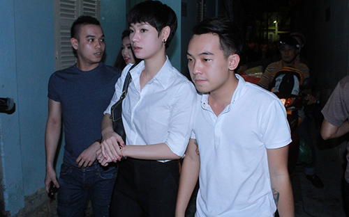 Sao Việt viếng Wanbi trong đêm - 11