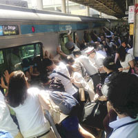 Tin tức trong ngày - Nhật Bản: Hành khách đẩy tàu cứu người