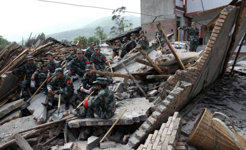 Động đất ở TQ: 89 người chết, cứu hộ khó khăn - 1