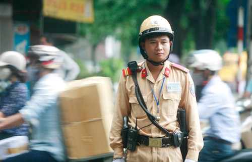 Ngày đầu CSGT Hà Nội đội mũ mới - 10