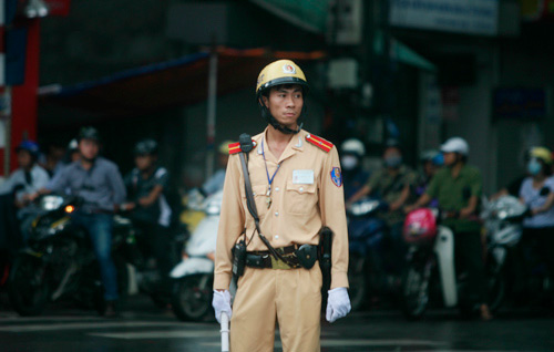 Ngày đầu CSGT Hà Nội đội mũ mới - 5