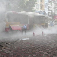 Xe buýt cháy ngùn ngụt trên phố Hà Nội