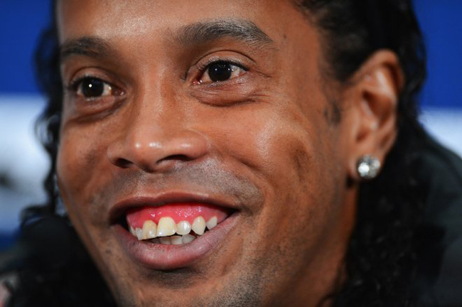 Ronaldinho không đẹp trai, nhưng anh đầy tài năng và là thần tượng của hàng triệu cô gái trên khắp thế giới.