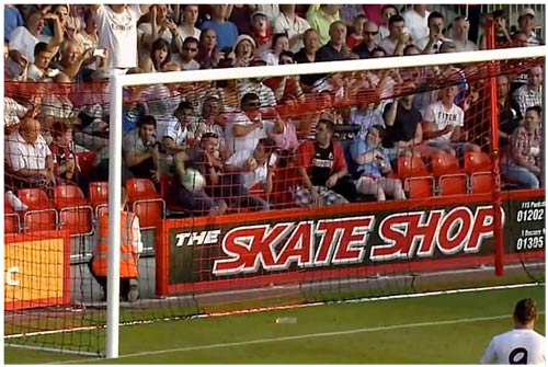 Ronaldo sút phạt gẫy tay CĐV nhí - 3