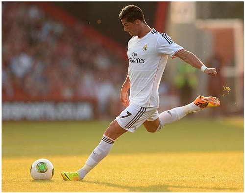 Ronaldo sút phạt gẫy tay CĐV nhí - 2