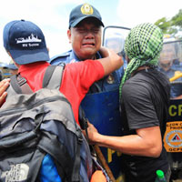 Tin tức trong ngày - Philippines: Cảnh sát khóc khi ngăn biểu tình