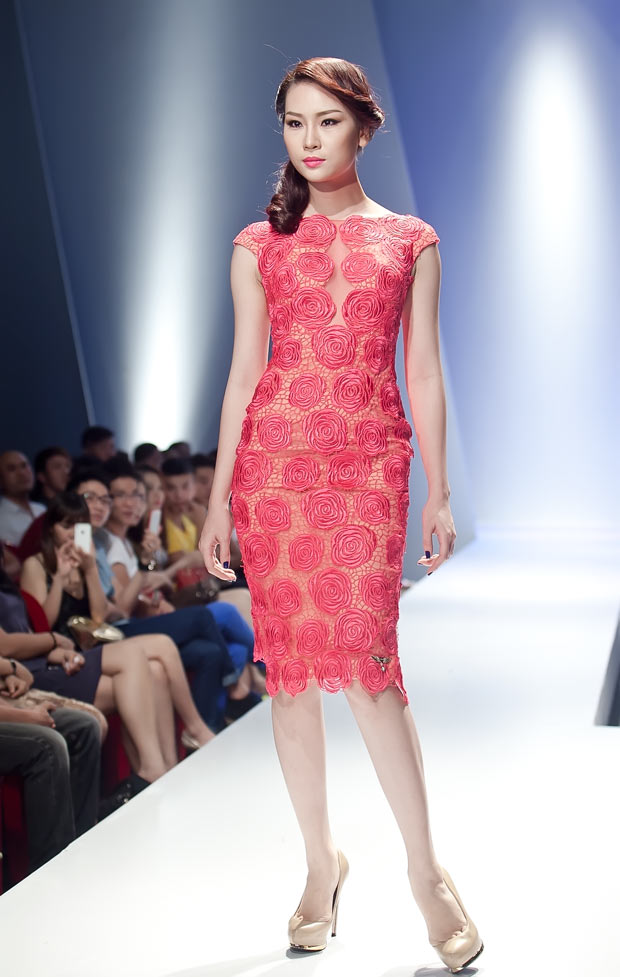 Thu Thủy hâm nóng sàn catwalk - 15