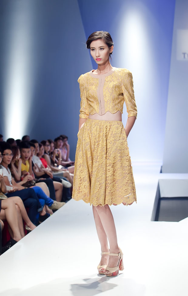 Thu Thủy hâm nóng sàn catwalk - 2