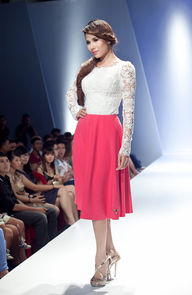 Thu Thủy hâm nóng sàn catwalk - 16