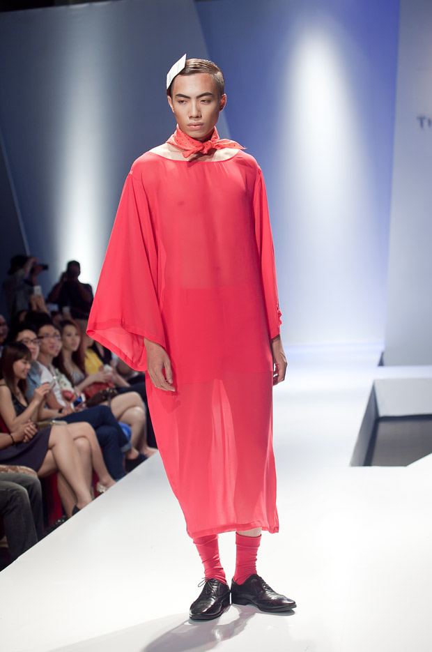 Thu Thủy hâm nóng sàn catwalk - 8