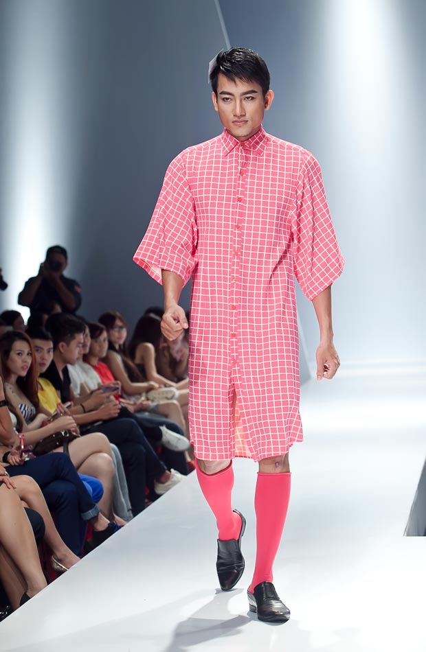 Thu Thủy hâm nóng sàn catwalk - 9