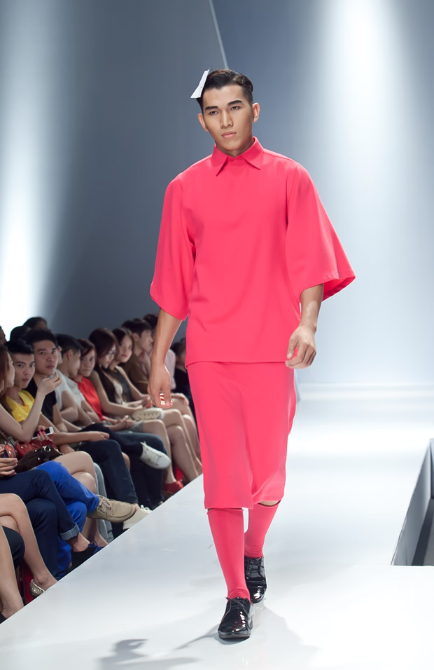 Thu Thủy hâm nóng sàn catwalk - 11