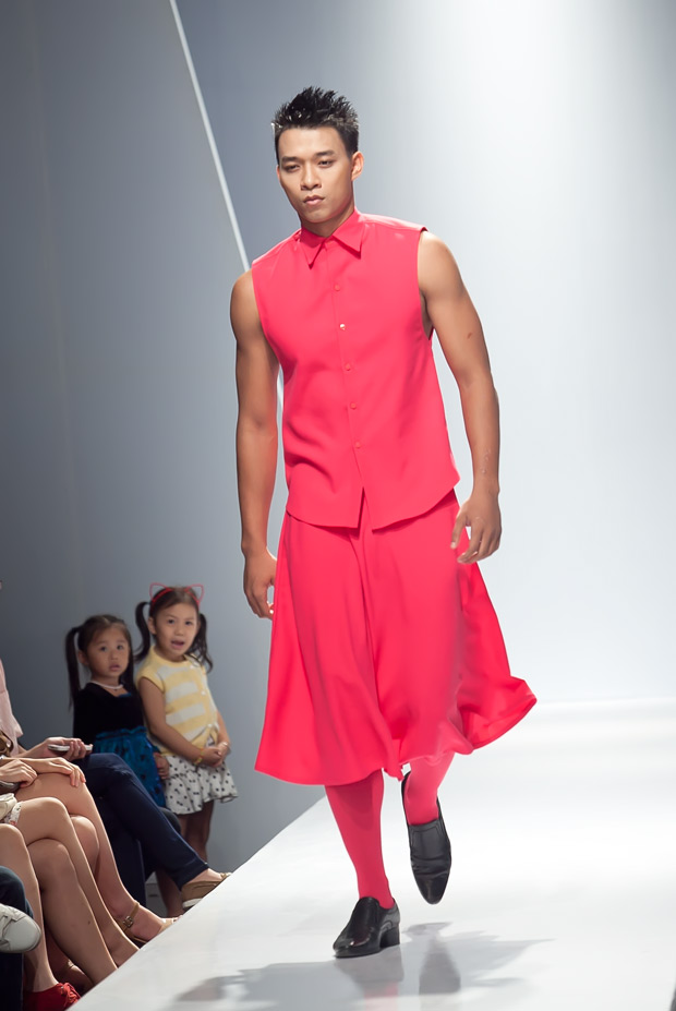 Thu Thủy hâm nóng sàn catwalk - 12