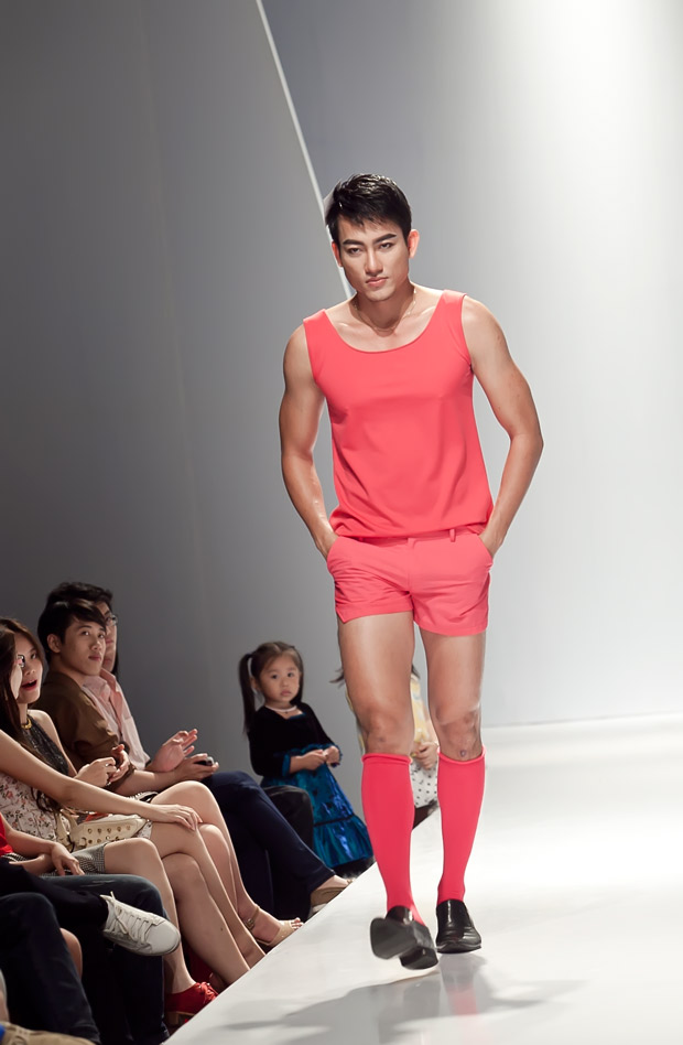 Thu Thủy hâm nóng sàn catwalk - 10