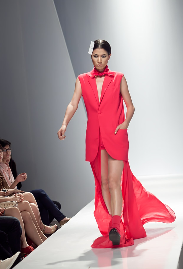 Thu Thủy hâm nóng sàn catwalk - 13
