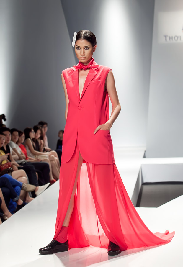 Thu Thủy hâm nóng sàn catwalk - 14