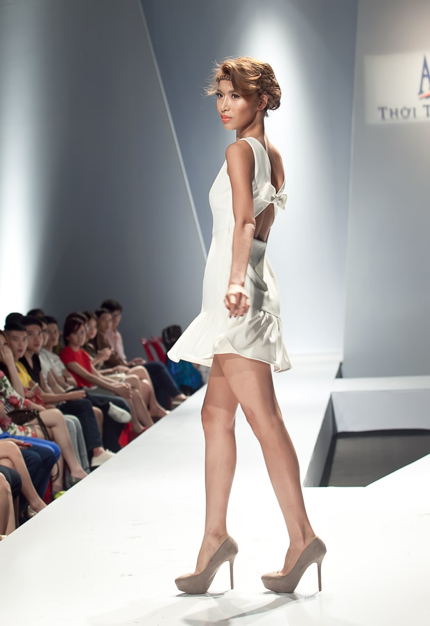 Thu Thủy hâm nóng sàn catwalk - 18