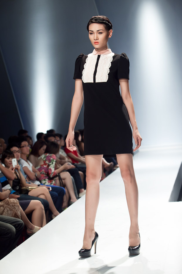 Thu Thủy hâm nóng sàn catwalk - 4
