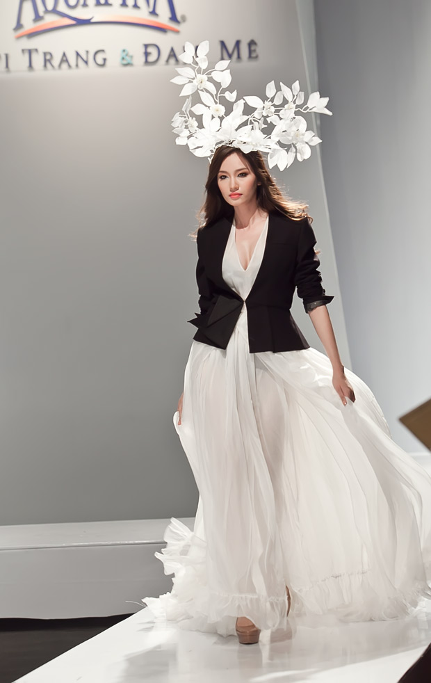 Thu Thủy hâm nóng sàn catwalk - 5