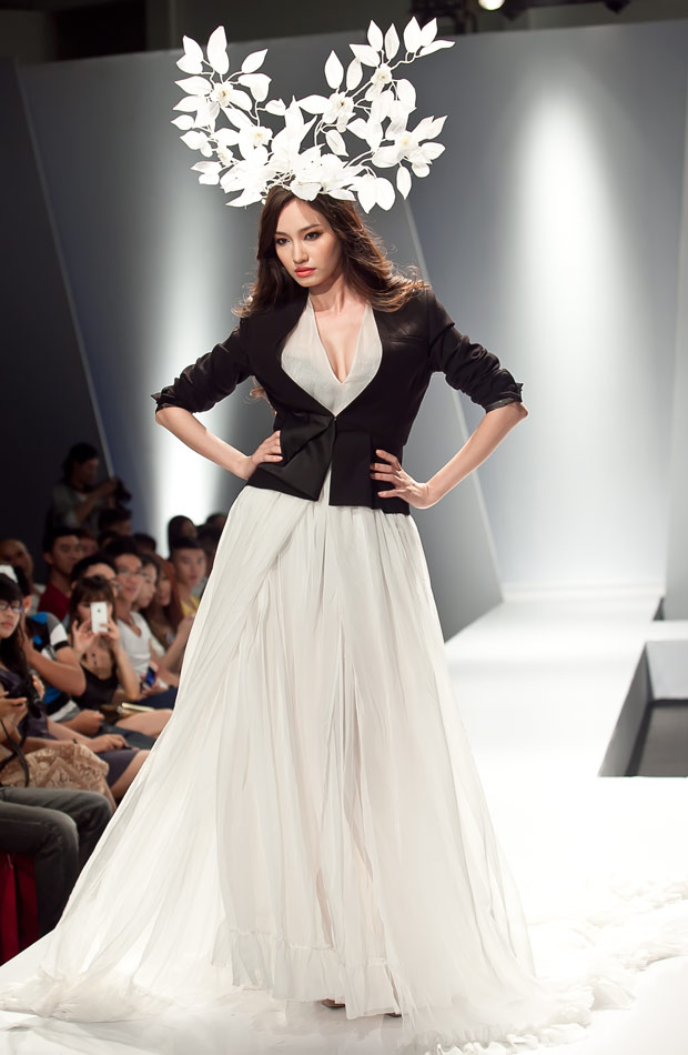 Thu Thủy hâm nóng sàn catwalk - 6