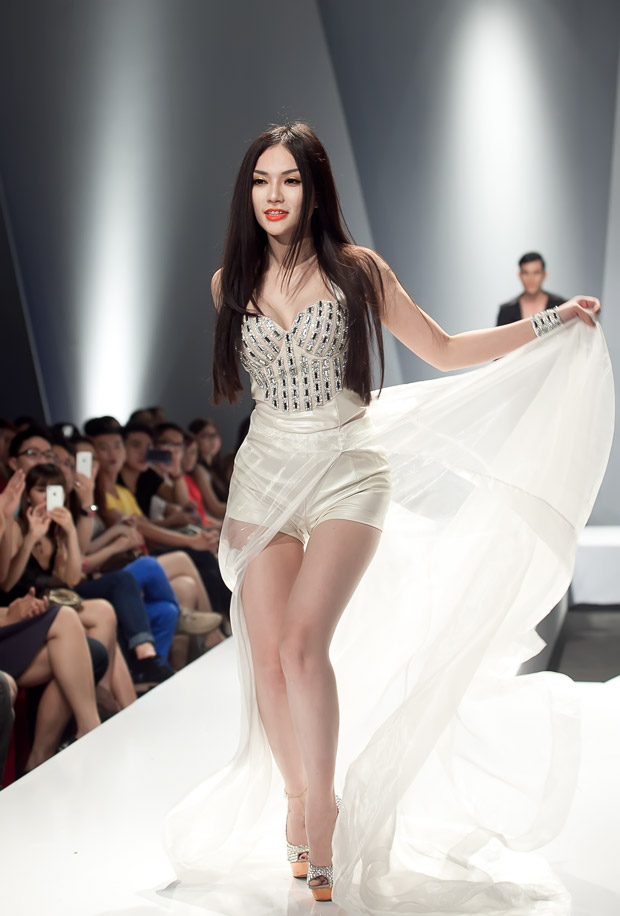 Thu Thủy hâm nóng sàn catwalk - 2