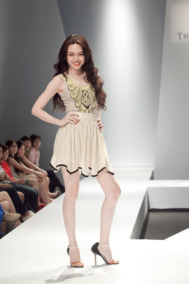 Thu Thủy hâm nóng sàn catwalk - 17
