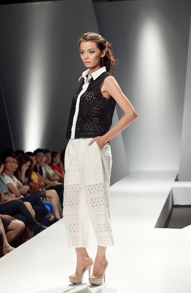 Thu Thủy hâm nóng sàn catwalk - 7