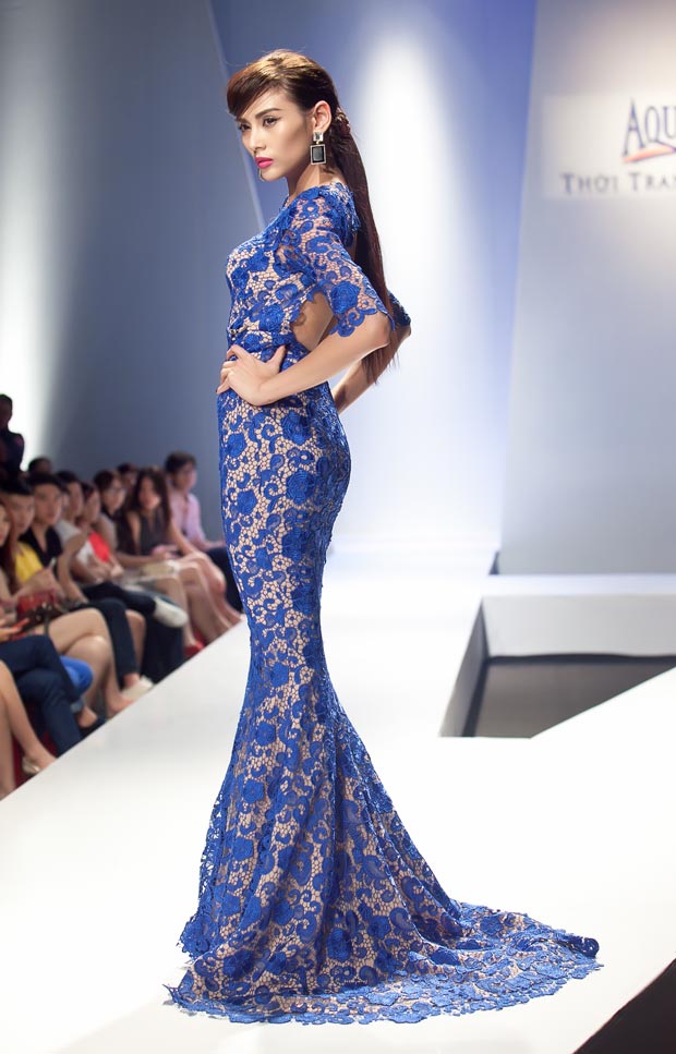 Thu Thủy hâm nóng sàn catwalk - 10