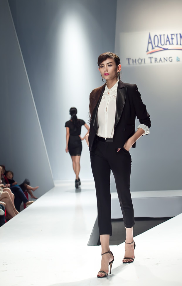 Thu Thủy hâm nóng sàn catwalk - 11