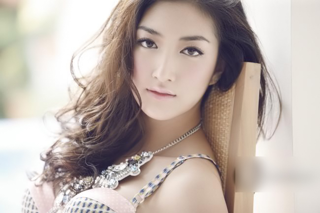 Khemanit có biệt danh rất dễ thương:  “Pancake”, cô gái sinh năm 1988 hiện đang là nữ diễn viên và người mẫu  tại Thái Lan.