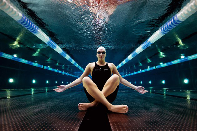 Nhà vô địch thế giới và Olympic, Rebecca Adlington chụp bức ảnh nghệ thuật ngồi dưới đáy hồ bơi.