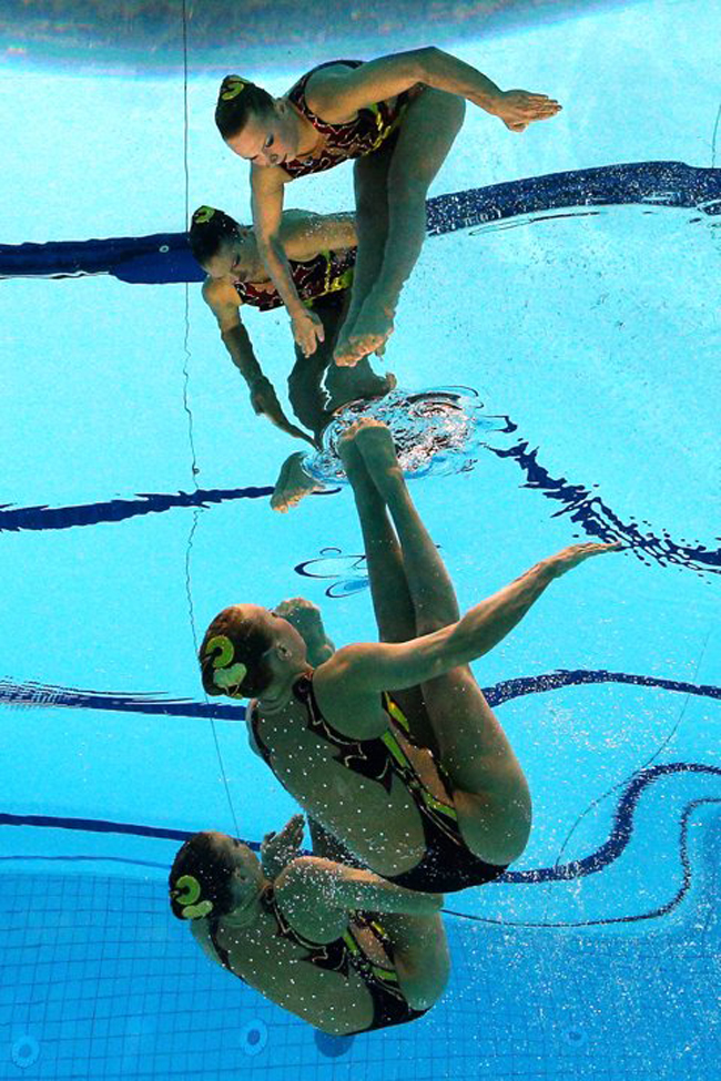 Mary Killman và Mariya Koroleva của ĐT Mỹ trong cuộc thi bơi nghệ thuật.