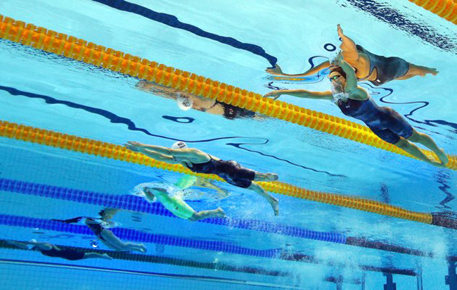 Khrystyna Yurchenko của Ukraine trong cuộc thi 100m bơi ếch tại Paralympic London 2012.