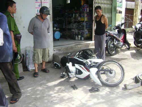 Xe Cảnh sát 113 tông 2 sinh viên nhập viện - 1