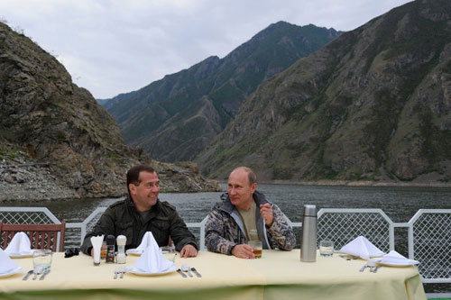 Chùm ảnh: Putin đi nghỉ hè cùng Medvedev - 1