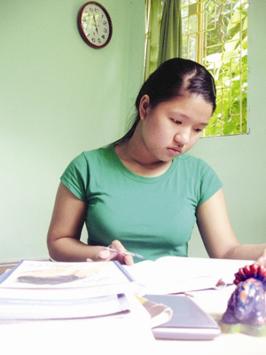 Thủ khoa và gánh hàng tạp hóa của mẹ - 1